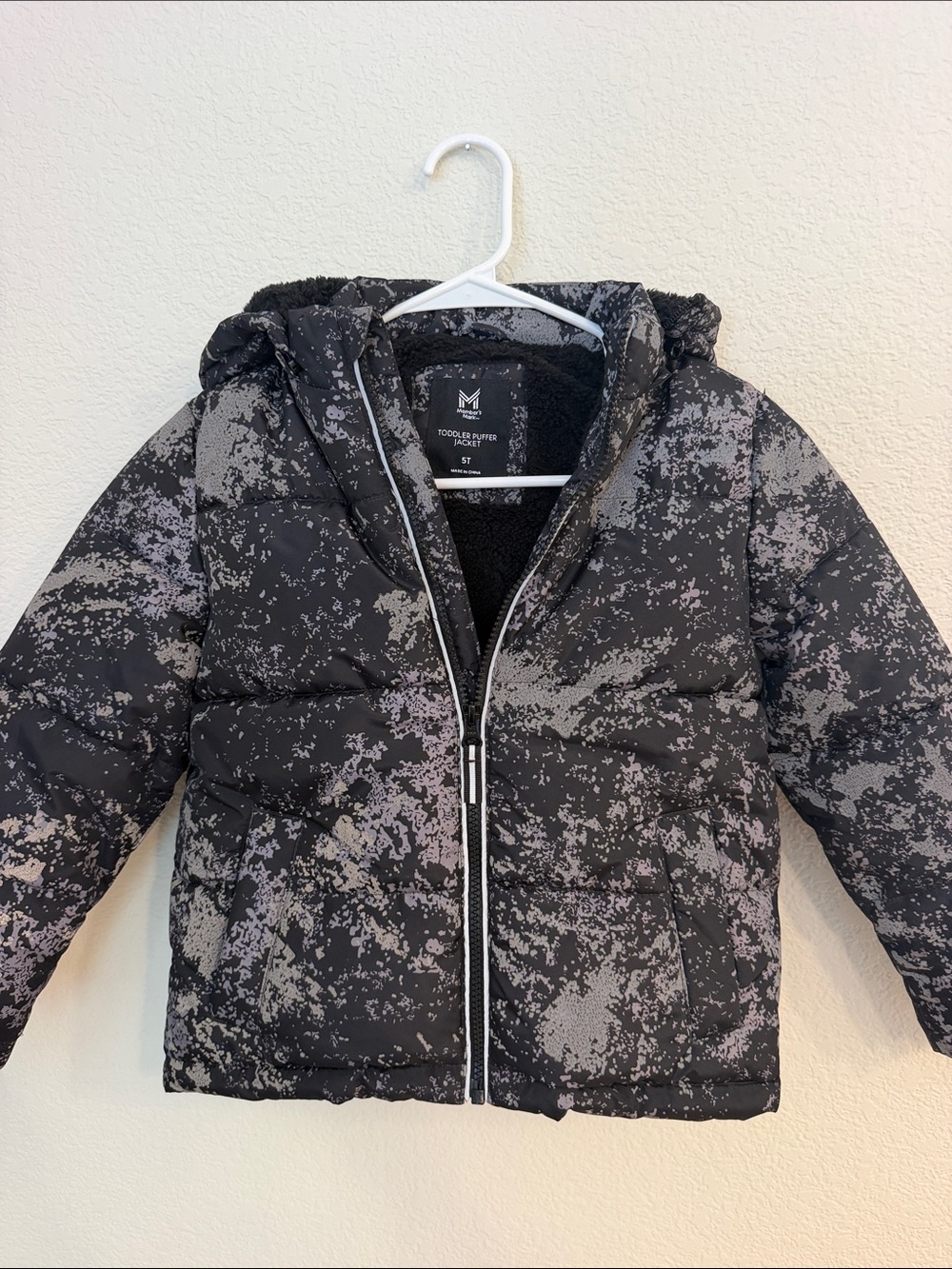 Toddler Hooded Puffer Jacket in Black and Gray Splatter